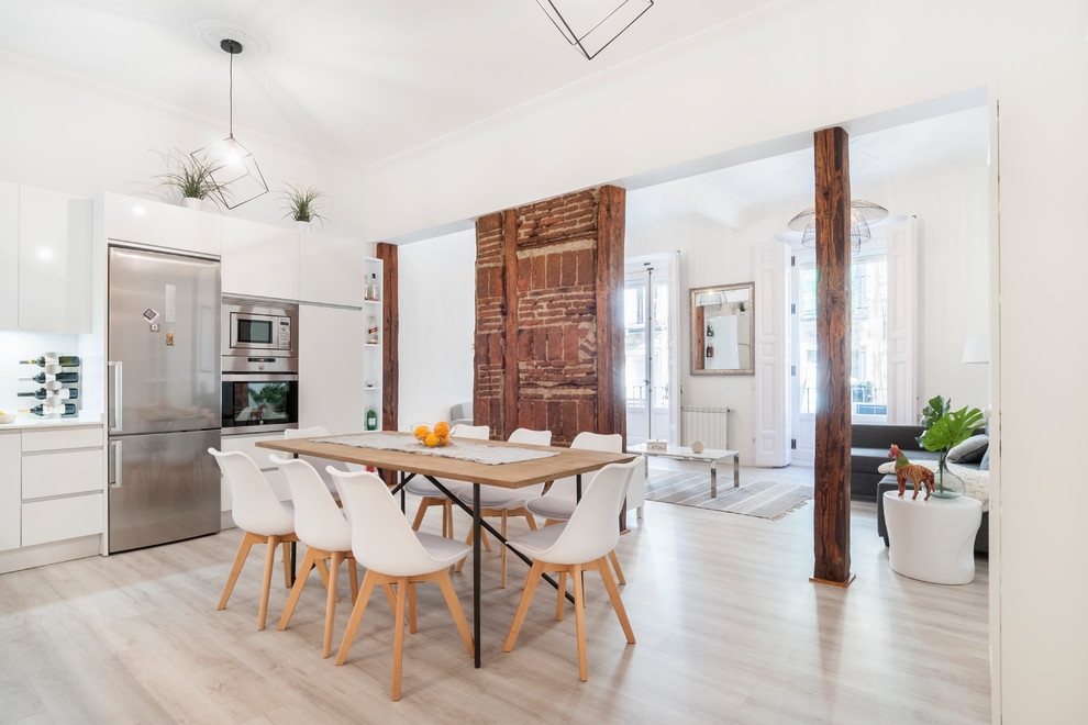 Foto de comedor moderno grande abierto con paredes blancas, suelo de madera clara y suelo beige