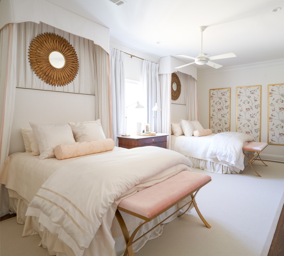 ニューオリンズにあるトランジショナルスタイルのおしゃれな客用寝室 (白い壁、無垢フローリング、暖炉なし、茶色い床、白い天井) のレイアウト