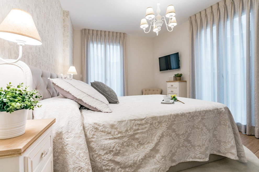 Modelo de dormitorio principal clásico renovado de tamaño medio