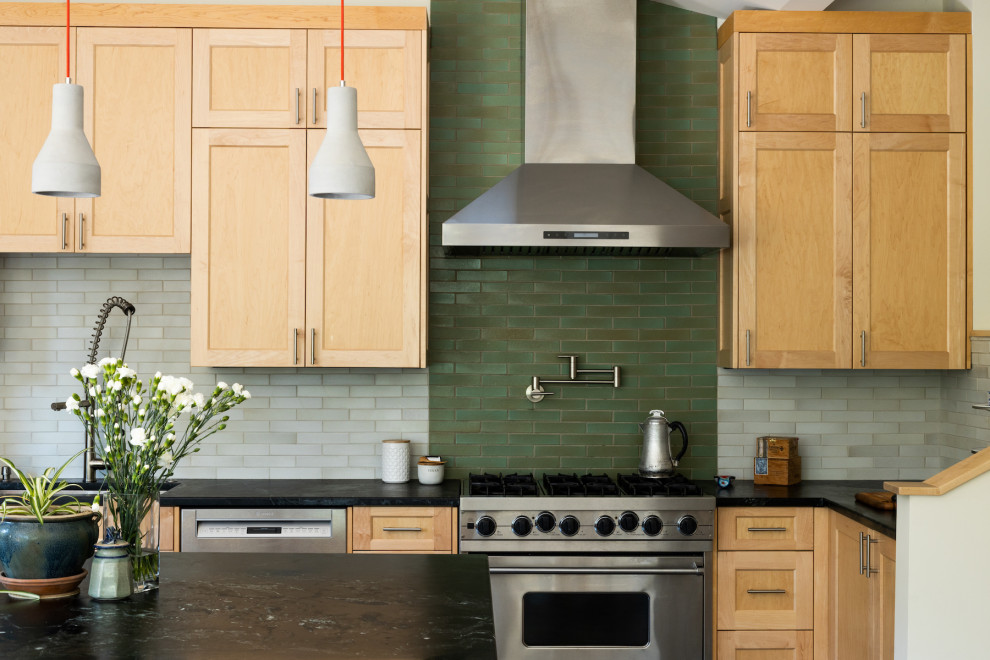 Esempio di una cucina eclettica con paraspruzzi multicolore, pavimento in cemento e top nero