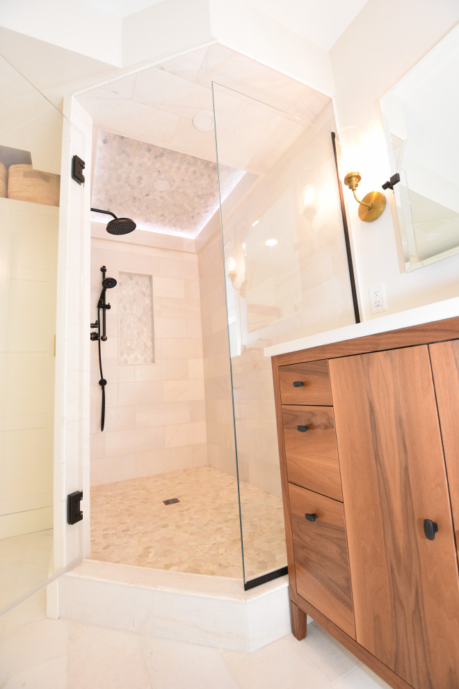 Réalisation d'une salle de bain principale design en bois brun de taille moyenne avec une baignoire indépendante, une douche d'angle, WC à poser, un carrelage beige, un mur beige, un sol en carrelage de porcelaine, un lavabo encastré, une cabine de douche à porte battante, un plan de toilette blanc, une niche, meuble simple vasque, meuble-lavabo sur pied et un plafond à caissons.