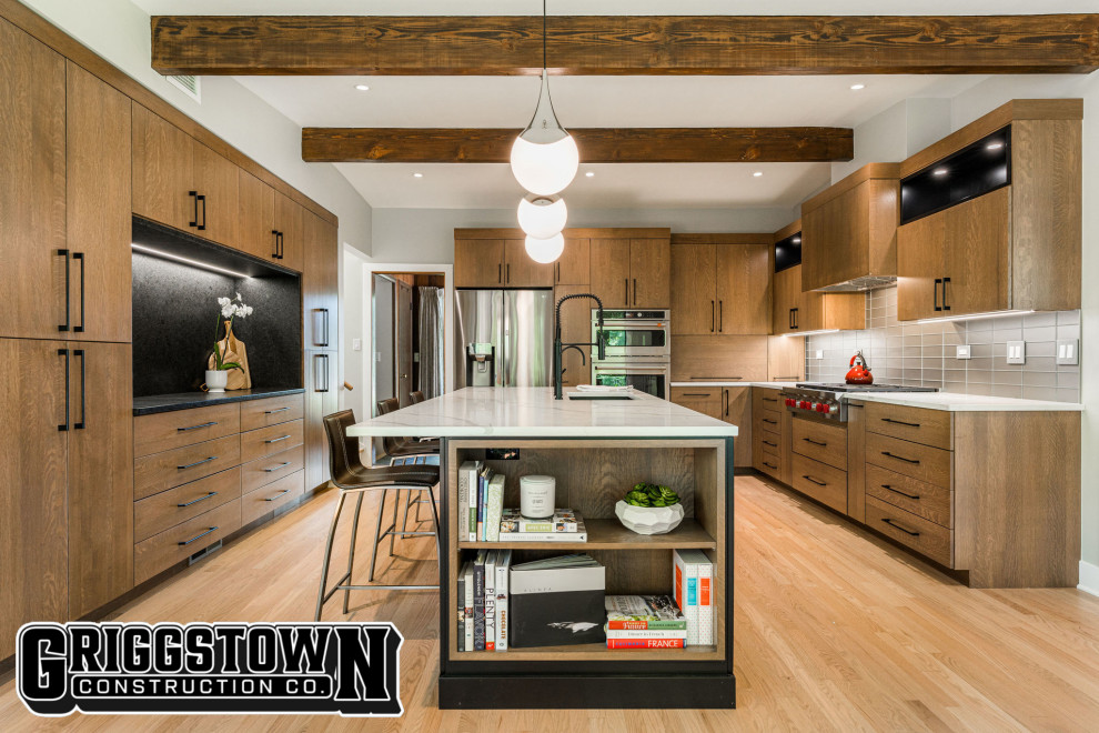 Esempio di una sala da pranzo aperta verso la cucina moderna di medie dimensioni con pareti bianche, pavimento in legno massello medio e pavimento marrone