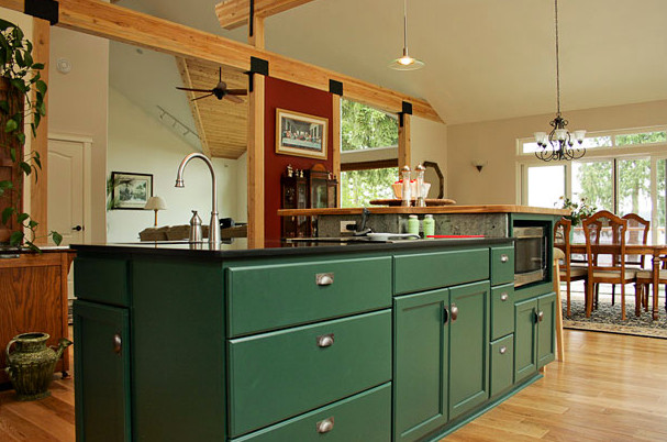 Kitchen - traditional kitchen idea in Seattle