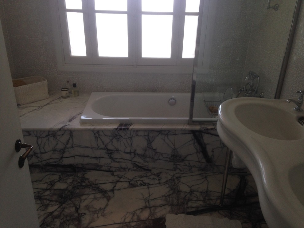 Réalisation d'une petite salle de bain design avec des dalles de pierre et un sol en marbre.