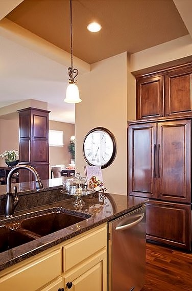 Inspiration for a mid-sized eat-in kitchen remodel in Minneapolis with an island