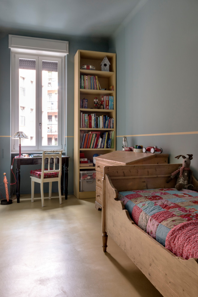 Inspiration pour une chambre d'enfant de 4 à 10 ans traditionnelle de taille moyenne avec un mur bleu, sol en béton ciré et un sol jaune.