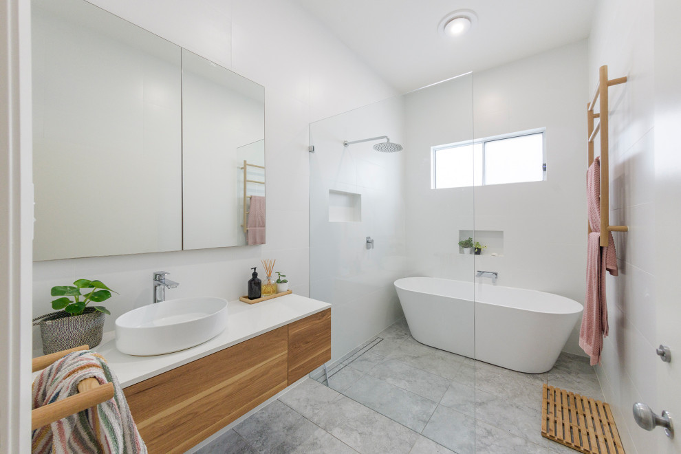 Design ideas for a contemporary bathroom in Newcastle - Maitland.
