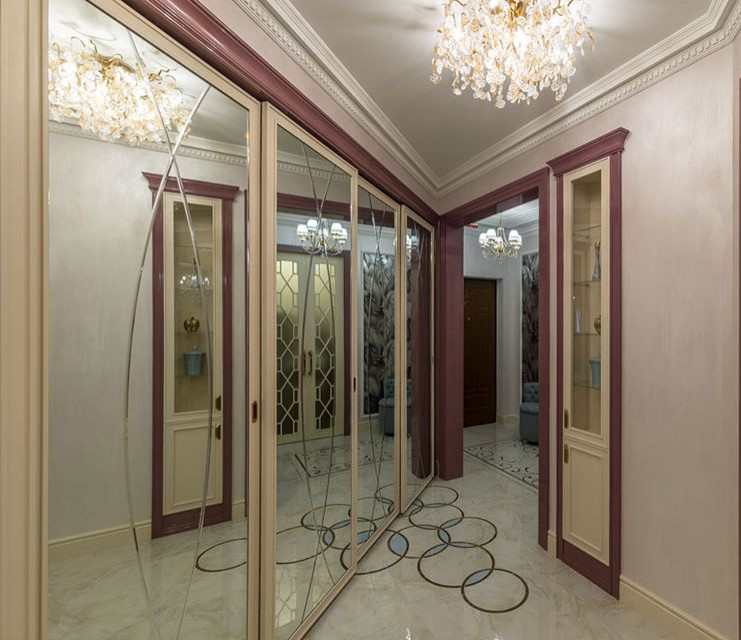 Design ideas for a large entryway in Moscow.