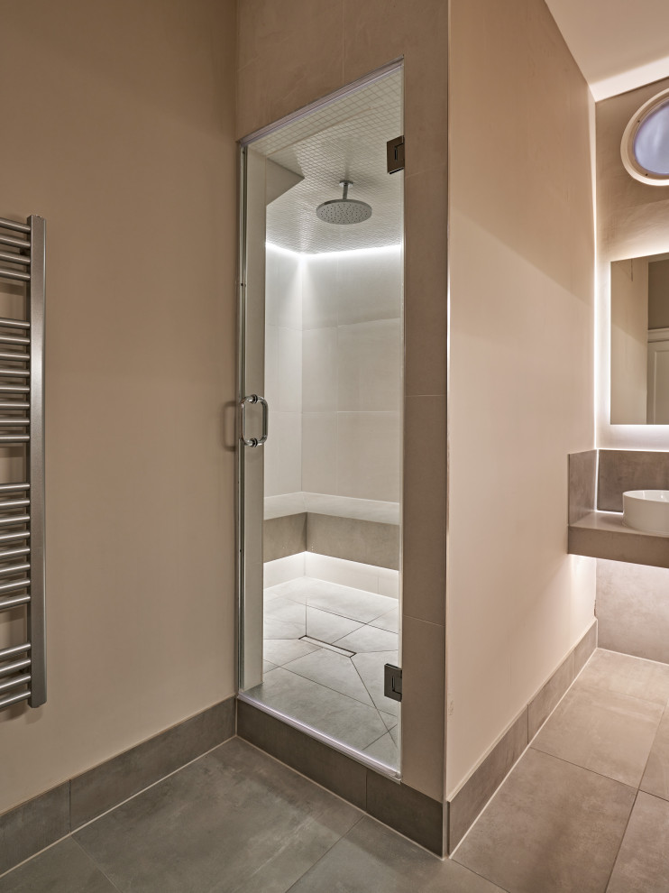 Cette photo montre une salle d'eau tendance de taille moyenne avec une douche d'angle, WC suspendus, un mur beige, un sol en carrelage de céramique, un plan vasque, une cabine de douche à porte battante et meuble simple vasque.