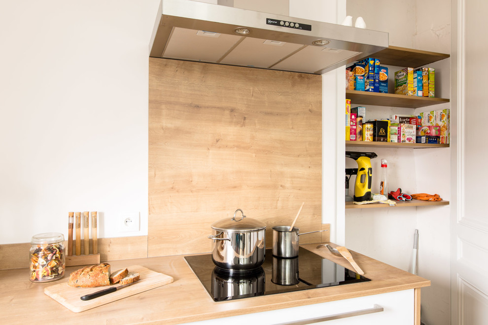 Cuisine ouverte?[Réalisation de cuisine ouverte in L With un placard à porte affleurante, des portes de placard blanches, un plan de travail en bois, une crédence beige, une crédence en bois, un électroménager en acier inoxydable, parquet clair, îlot and un sol beige.]:[Réalisation de cuisines ouvertes in L With un placard à porte affleurante, des portes de placard blanches, un plan de travail en bois, une crédence beige, une crédence en bois, un électroménager en acier inoxydable, parquet clair, îlot and un sol beige.]
