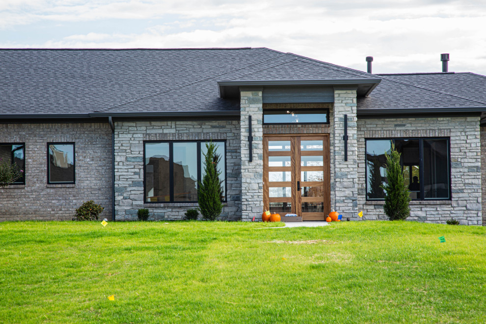 Inspiration for a modern home design remodel in Indianapolis