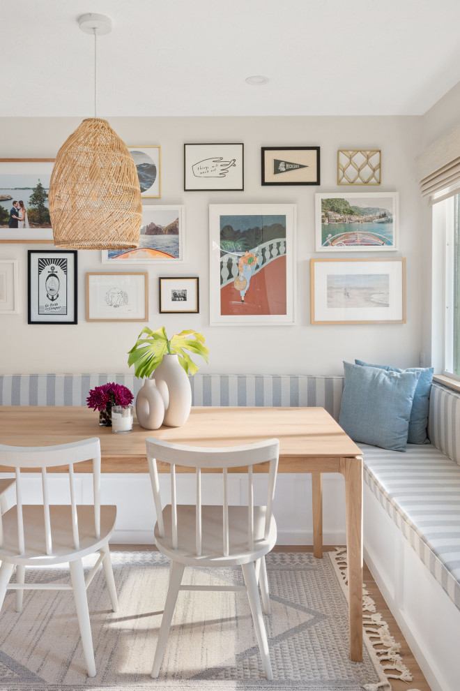 Esempio di una sala da pranzo aperta verso la cucina costiera di medie dimensioni con pavimento in legno massello medio e pavimento marrone