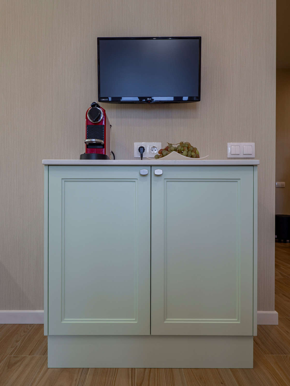 Нежная светло-мятная кухня в стиле неоклассика