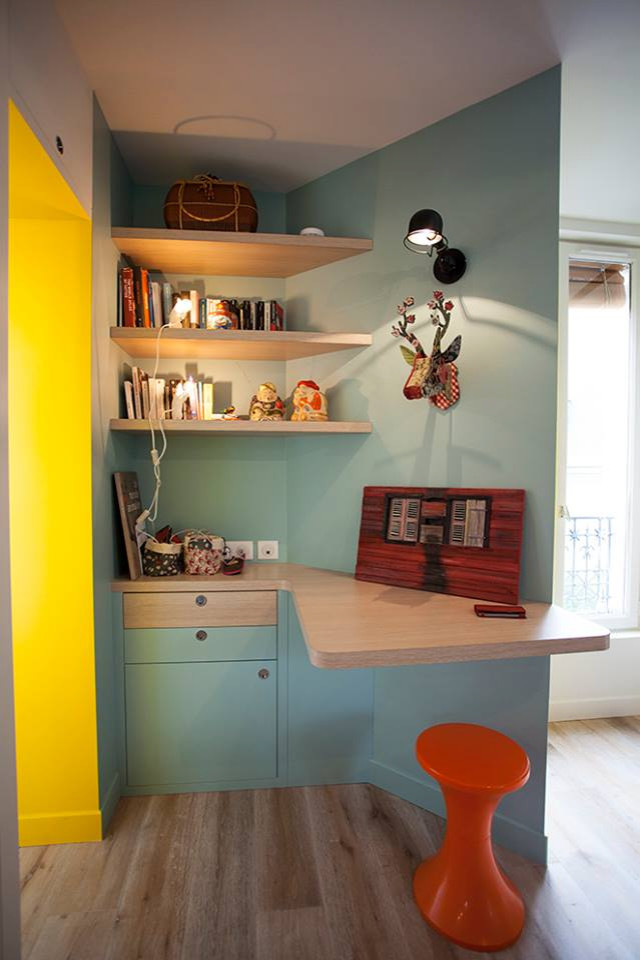 Idée de décoration pour un petit bureau design avec un mur bleu, parquet foncé, aucune cheminée, un bureau intégré et un sol beige.