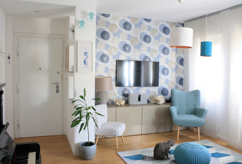 Идея дизайна: изолированная гостиная комната среднего размера в скандинавском стиле с с книжными шкафами и полками, светлым паркетным полом и телевизором на стене