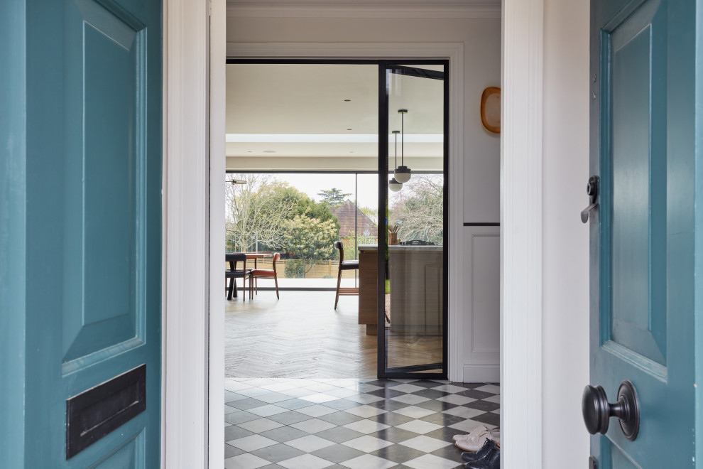 Großes Modernes Foyer mit Marmorboden, Doppeltür, blauer Haustür und buntem Boden in London