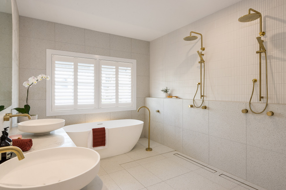 Ejemplo de cuarto de baño principal, doble y flotante contemporáneo grande con bañera exenta, baldosas y/o azulejos beige, suelo de baldosas de cerámica y ducha abierta