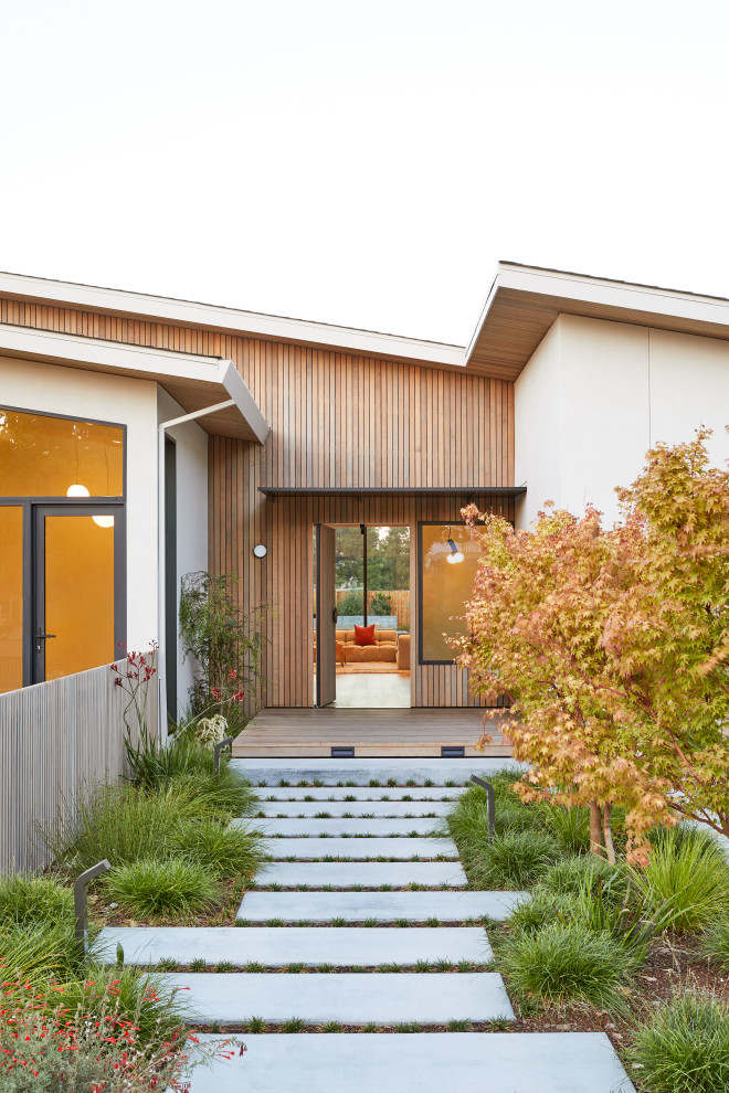 Idee per la villa grande beige moderna a un piano con rivestimenti misti, tetto a capanna e copertura a scandole
