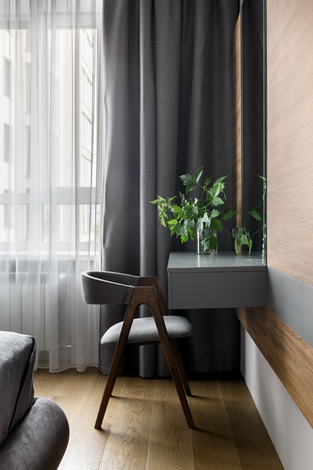 Натуральные материалы в интерьере трехкомнатной квартиры