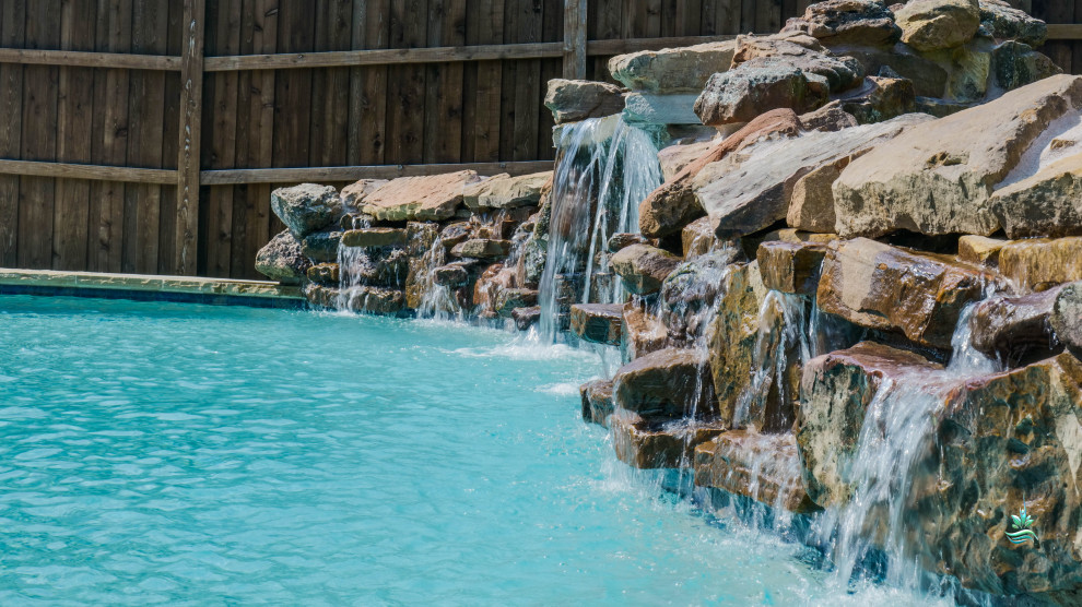 Imagen de piscina natural de estilo americano de tamaño medio a medida en patio trasero con privacidad y suelo de hormigón estampado
