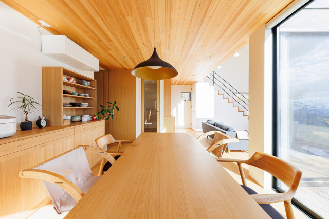 明るい陽射しが射し込むダイニング scandinave-salle-a-manger