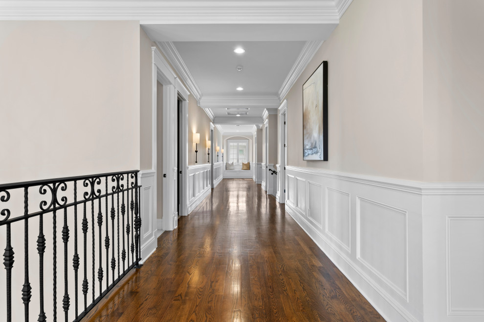 Esempio di un ingresso o corridoio contemporaneo di medie dimensioni con pareti beige e pavimento in legno massello medio