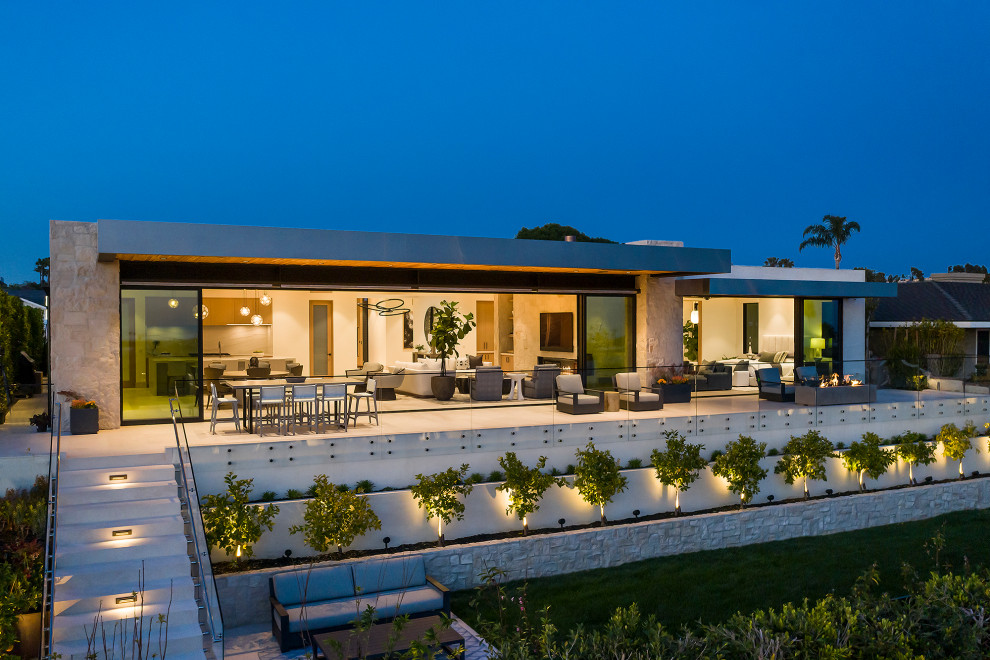 Einstöckiges Modernes Einfamilienhaus mit Steinfassade, bunter Fassadenfarbe und Flachdach in Los Angeles