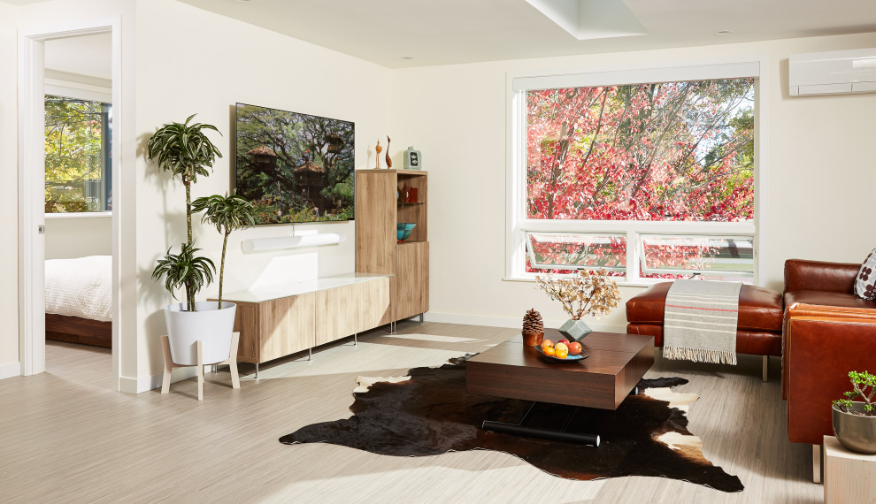 Kleines, Offenes Modernes Wohnzimmer mit beiger Wandfarbe und TV-Wand