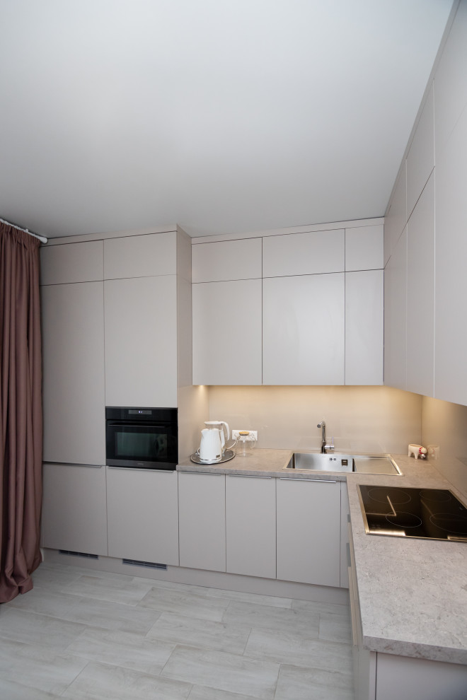 Современная угловая кухня в нежно-сером цвете