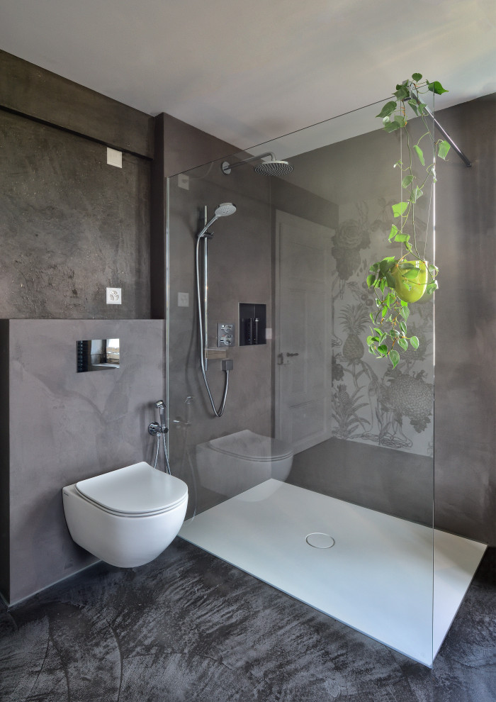 Badezimmer En Suite With flächenbündigen Schrankfronten, hellen Holzschränken, freistehender Badewanne, bodengleicher Dusche, Wandtoilette, grauer Wandfarbe, Einbauwaschbecken, Mineralwerkstoff-Waschtisch, offener Dusche, weißer Waschtischplatte, Einzelwaschbecken, eingebautem Waschtisch and Tapetenwänden