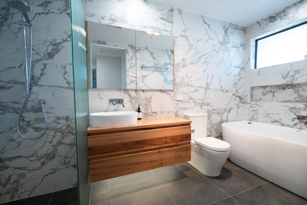 Photo of a contemporary bathroom in Canberra - Queanbeyan.
