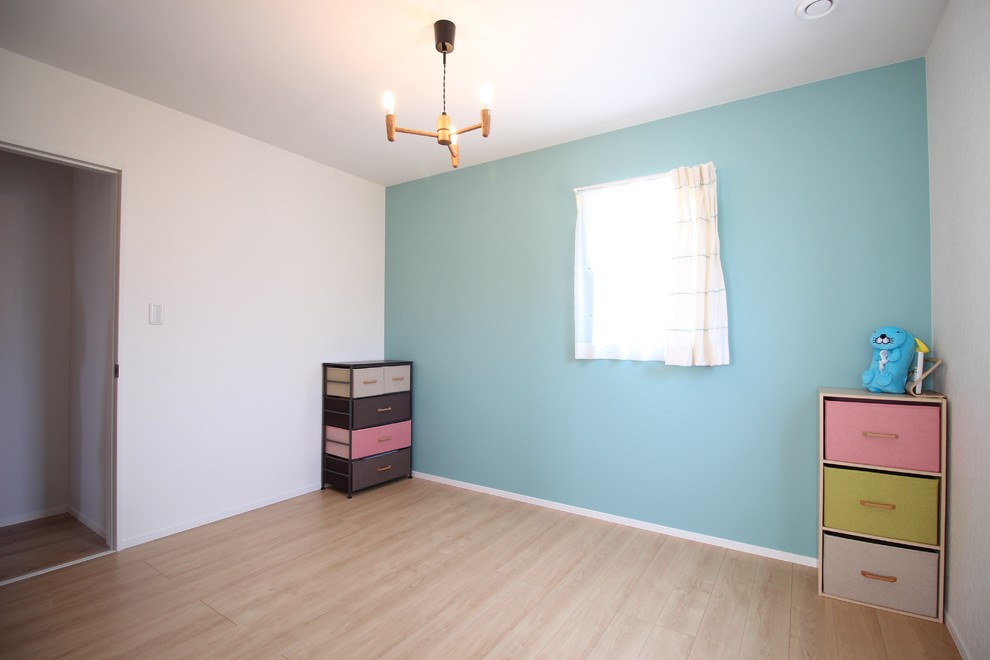 Идея дизайна: нейтральная комната для малыша в стиле кантри с разноцветными стенами, полом из фанеры и бежевым полом