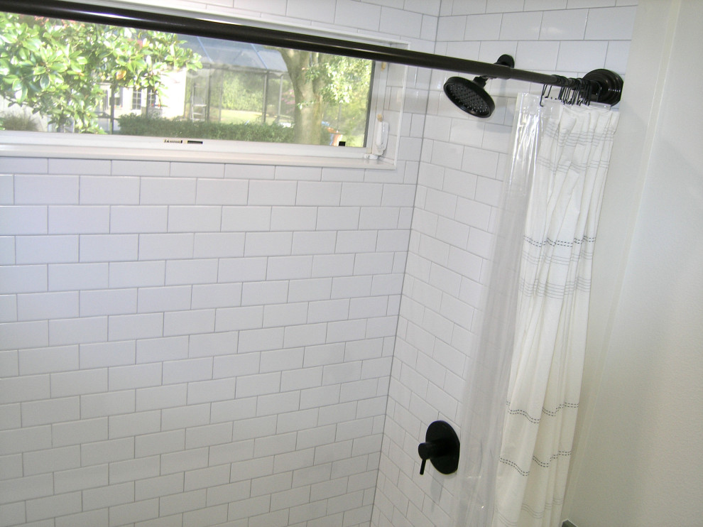 Idéer för ett litet klassiskt grå badrum för barn, med ett badkar i en alkov, en toalettstol med separat cisternkåpa, vit kakel, keramikplattor, gröna väggar, klinkergolv i småsten och brunt golv