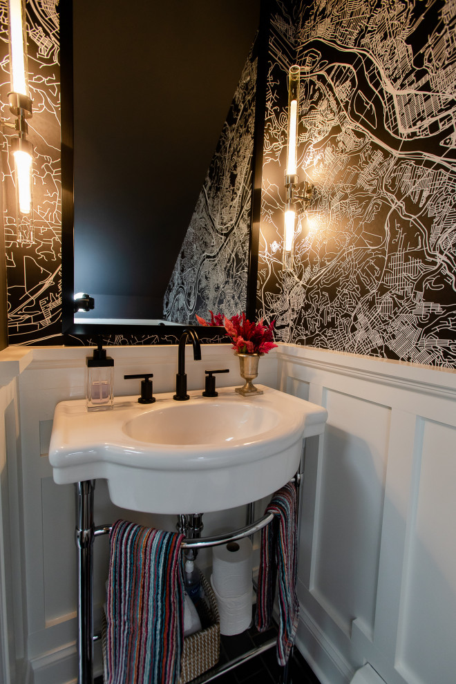 Immagine di un piccolo bagno di servizio design con pareti nere, pavimento con piastrelle in ceramica, lavabo a colonna, pavimento nero, mobile bagno freestanding e carta da parati