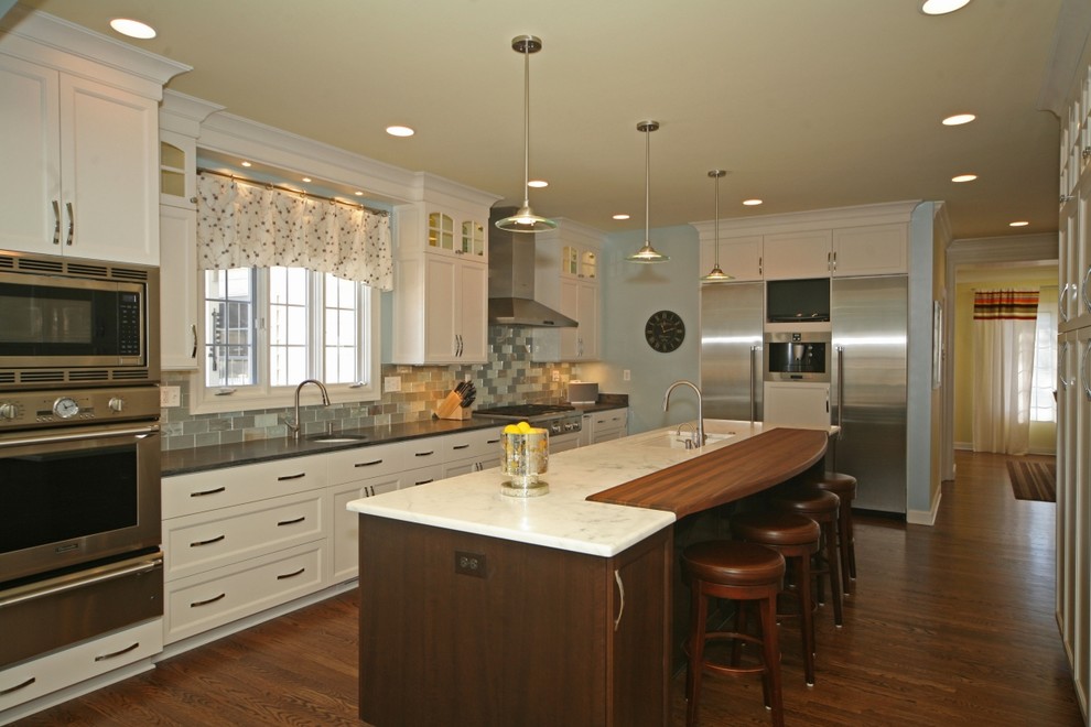 Example of a transitional kitchen design in Chicago