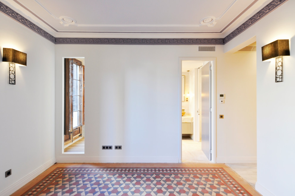 Esempio di una grande camera matrimoniale tradizionale con pareti bianche, pavimento con piastrelle in ceramica, nessun camino e pavimento rosso