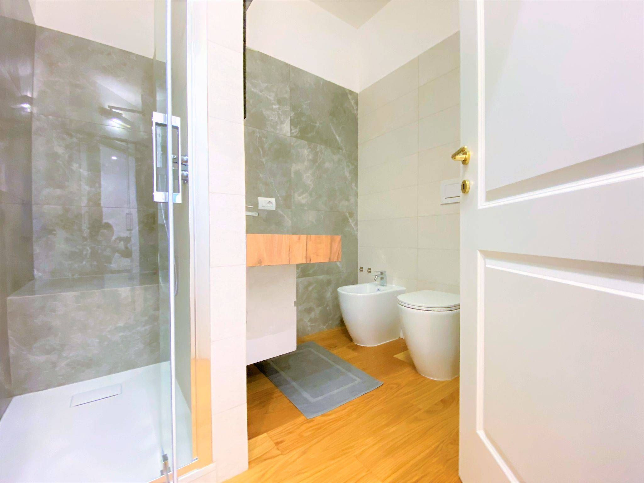 VIA GIOLITTI | Bagno con doccia