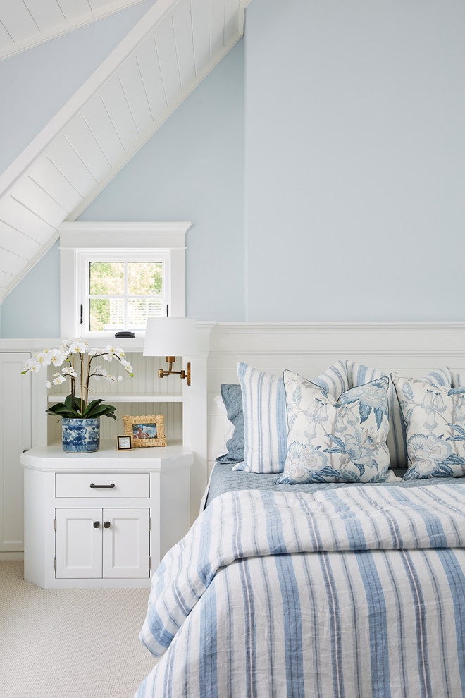 Esempio di una camera degli ospiti costiera con pareti blu e moquette