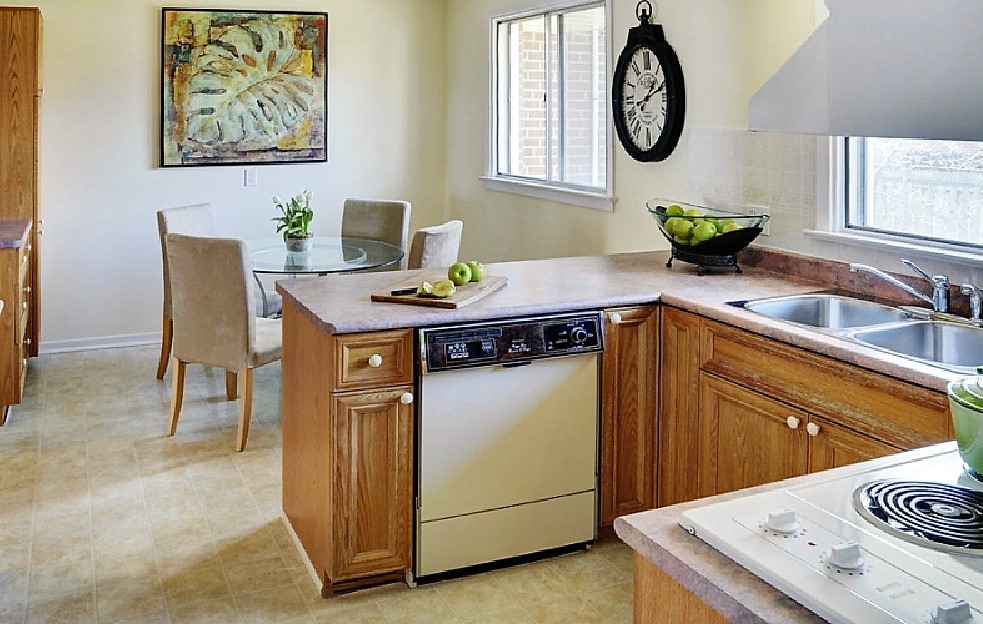 Example of a transitional kitchen design in Toronto