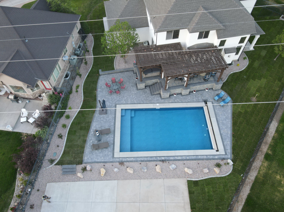 Cette photo montre un piscine avec aménagement paysager arrière craftsman de taille moyenne et sur mesure avec des pavés en brique.