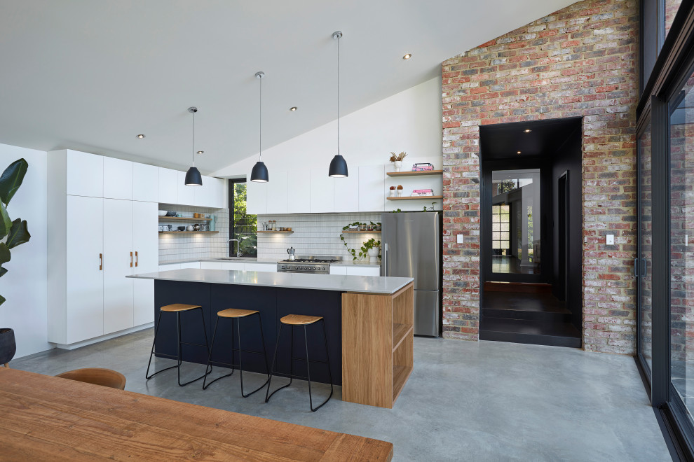 Exempel på ett litet modernt grå grått kök, med en dubbel diskho, vita skåp, bänkskiva i kvarts, rostfria vitvaror, betonggolv, en köksö, släta luckor, vitt stänkskydd, stänkskydd i keramik och grått golv