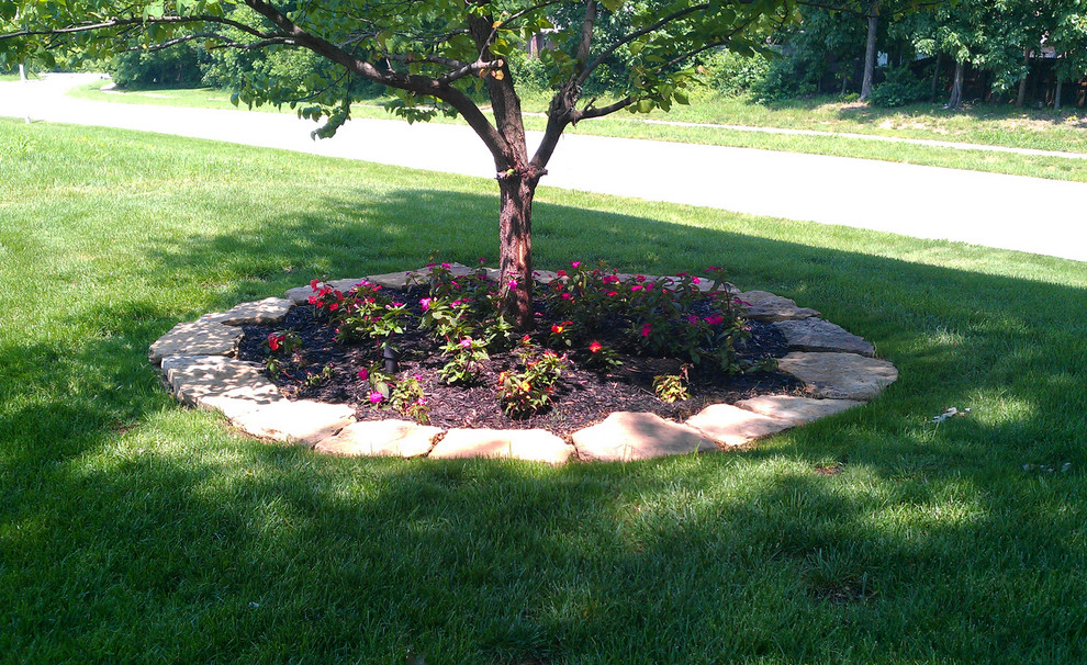 Inspiration for a mid-sized transitional full sun front yard landscaping for spring.