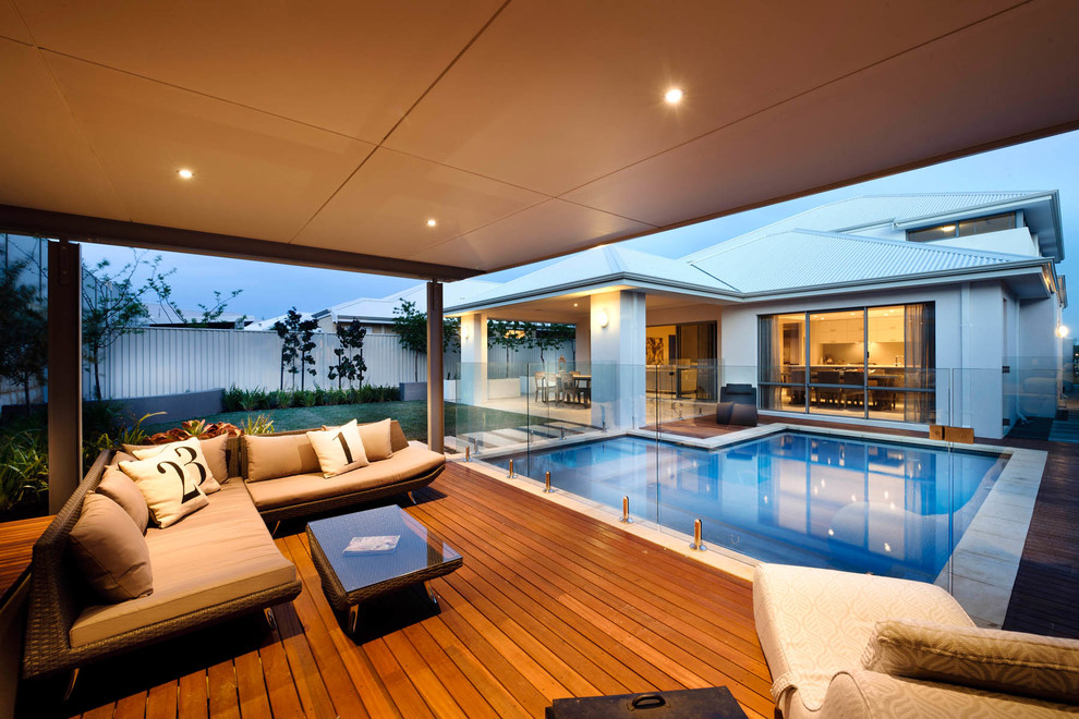 Design ideas for a contemporary backyard deck in Perth.