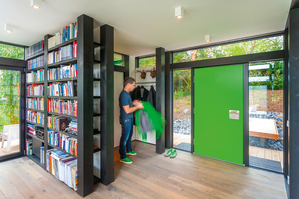 Geräumiger Moderner Eingang mit Vestibül und Einzeltür