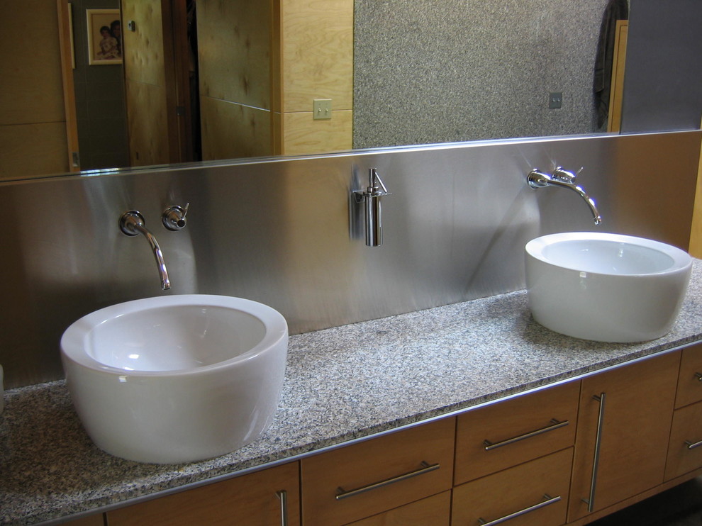 This is an example of a contemporary bathroom in Jacksonville.