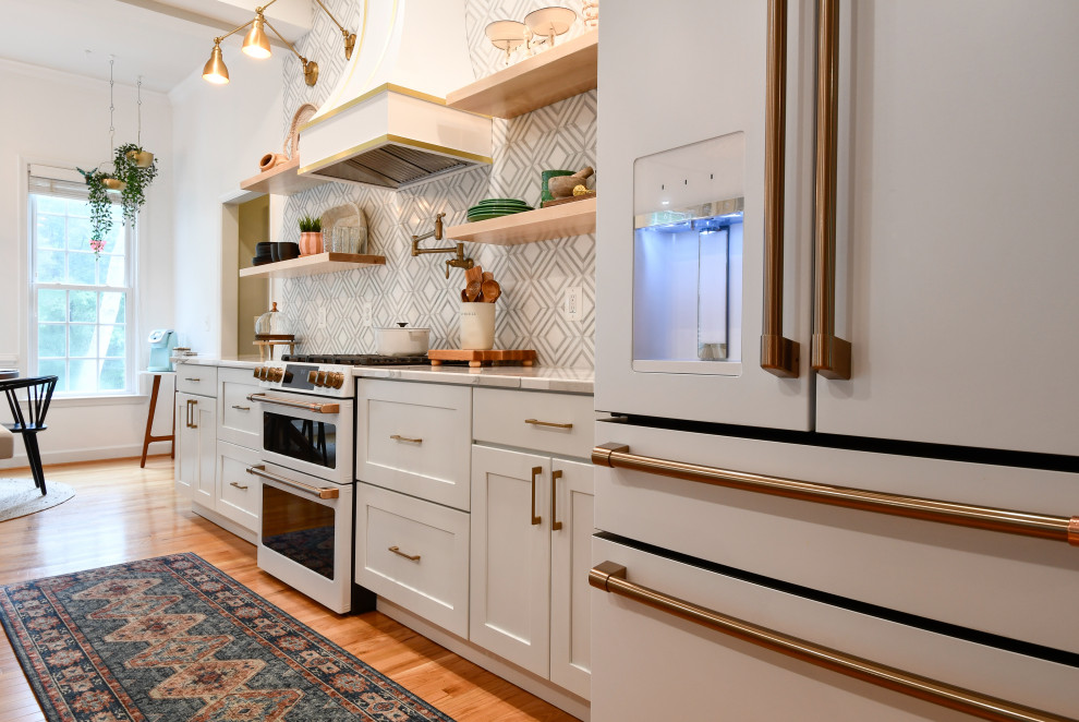 Diseño de cocina minimalista pequeña con fregadero sobremueble, armarios con paneles empotrados, encimera de cuarzo compacto, electrodomésticos blancos y una isla