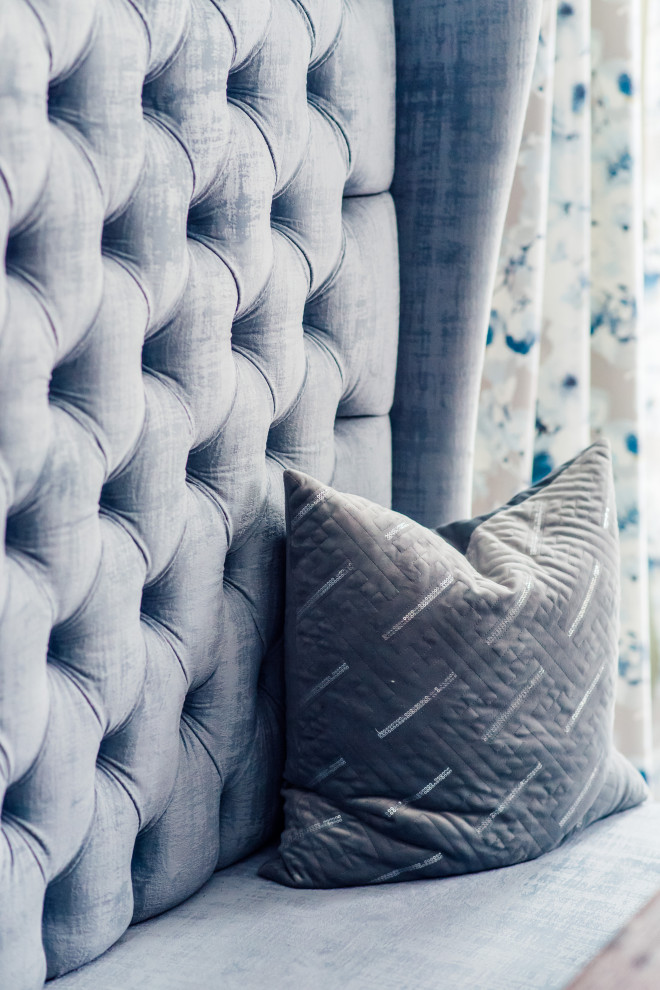 Inspiration for a transitional home design remodel in Toronto