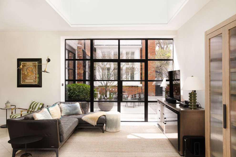 Großes, Offenes Modernes Wohnzimmer ohne Kamin mit weißer Wandfarbe, Kalkstein, freistehendem TV und beigem Boden in London