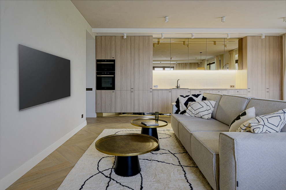 На фото: объединенная гостиная комната среднего размера в современном стиле с серыми стенами, полом из керамогранита, телевизором на стене и бежевым полом