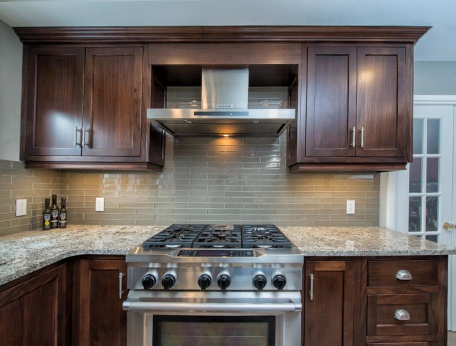 Example of a transitional kitchen design in Toronto